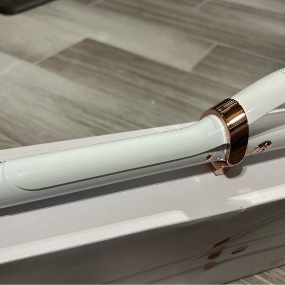 BRAND New T3 1-inch curling iron - Picture 3 of 3